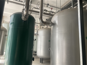 永康研究院不銹鋼儲(chǔ)氣罐現(xiàn)場安裝 (2)